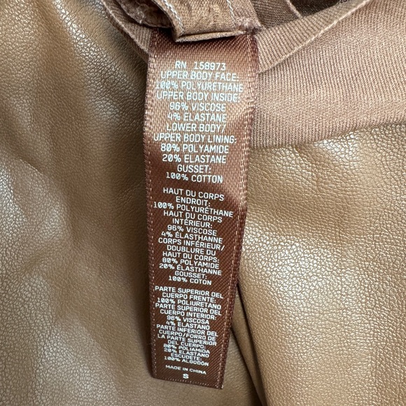 SKIMS Fits Everybody Faux Leather Scoop Neck Thong Bodysuit (Jasper) - Picture 7 of 8